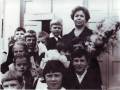 Анна Лазаревна Федорова с выпускниками начальнлй школы. 1981год