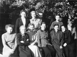 Группа учителей школы № 18 в школьном саду. Вторая справа - Сидорова К.А. в верхнем ряду Бессонова Л.А. 1954г